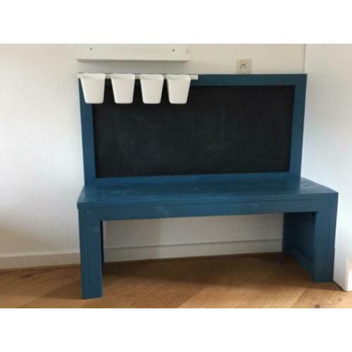 Mooie steigerhouten kinderspeeltafel met krijtbord