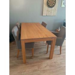 Mooie nette eettafel met stoelen.