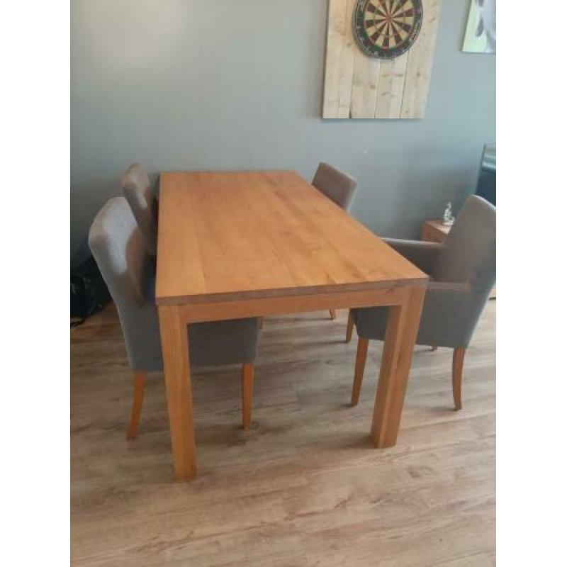 Mooie nette eettafel met stoelen.