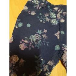 Donkere lange broek met bloemen (mt 110)