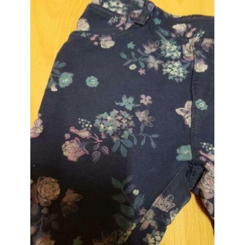 Donkere lange broek met bloemen (mt 110)