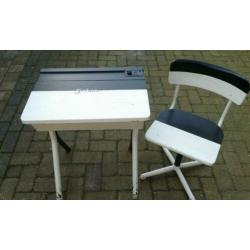 Lessenaar met stoel