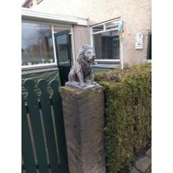 twee decoratieve leeuwen