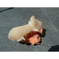 Stilbiet op rode Heulandiet (03)