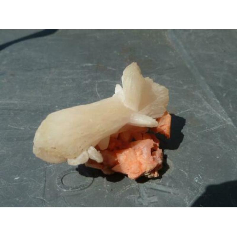 Stilbiet op rode Heulandiet (03)