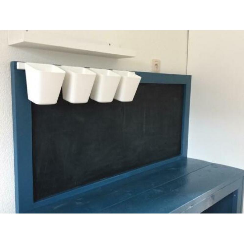 Mooie steigerhouten kinderspeeltafel met krijtbord