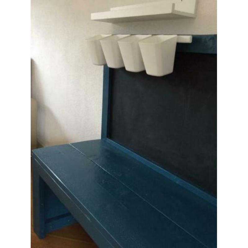 Mooie steigerhouten kinderspeeltafel met krijtbord
