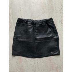 Leuke leatherlook rok van Saar en Suus maat XS 176