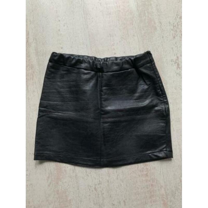 Leuke leatherlook rok van Saar en Suus maat XS 176