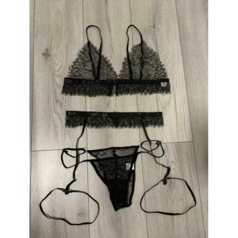 Nieuwe zwarte lingerieset maat L slip bh jarretelgordel 80CD
