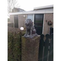 twee decoratieve leeuwen