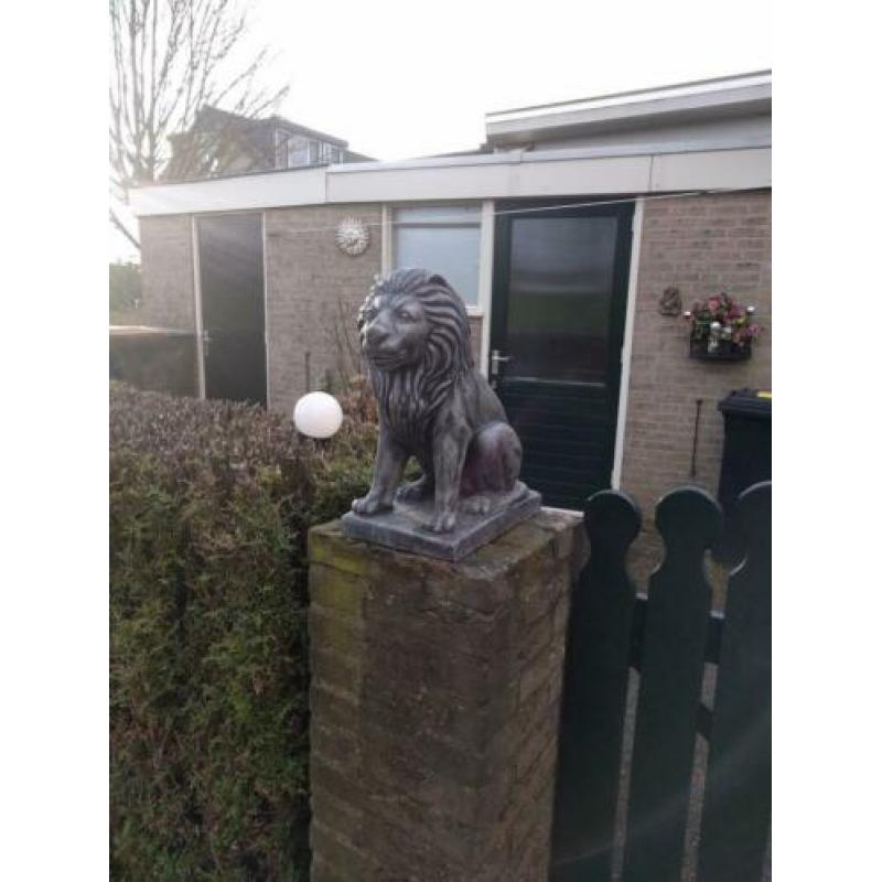 twee decoratieve leeuwen