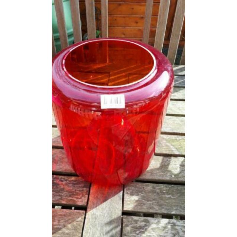 Rode glazen vaas!! Doorsnee 16cm/hgt 30 cm. Nieuw in doos.