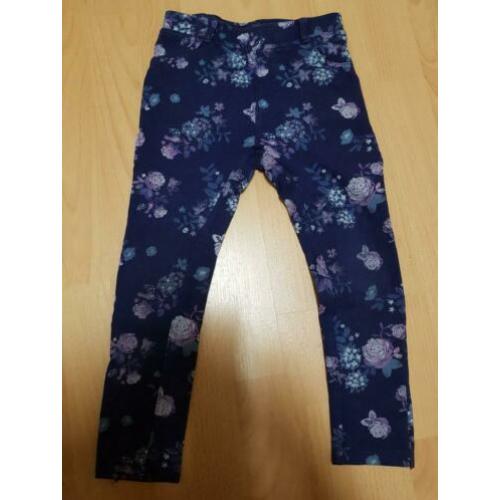 Donkere lange broek met bloemen (mt 110)