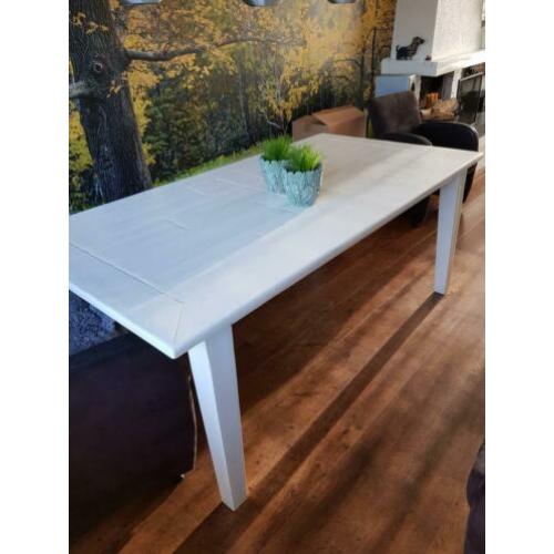 50 euro. Witte eettafel, poten kunnen los.