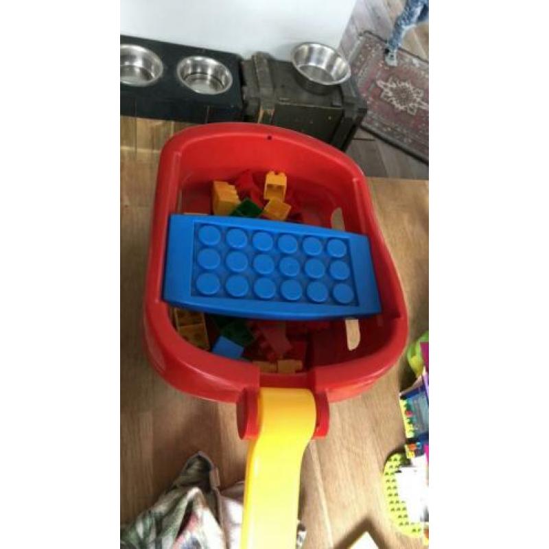 Leuk rode terkkaretje met blokjes