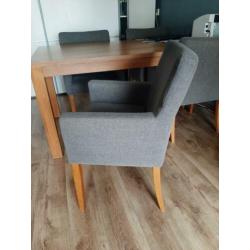 Mooie nette eettafel met stoelen.