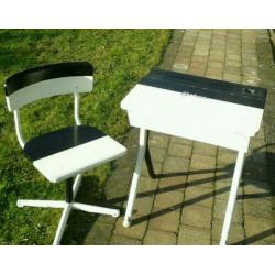 Lessenaar met stoel