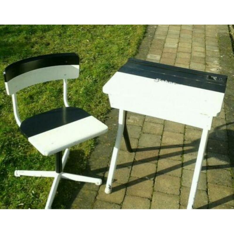Lessenaar met stoel