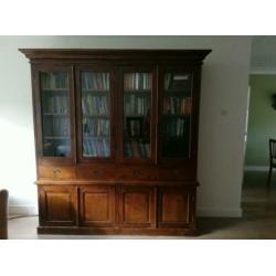Mooie hardhouten buffet / boekenkast in nette staat