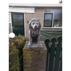 twee decoratieve leeuwen