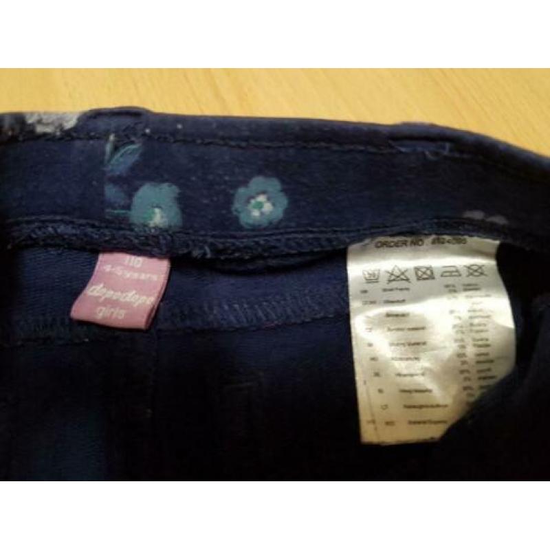 Donkere lange broek met bloemen (mt 110)