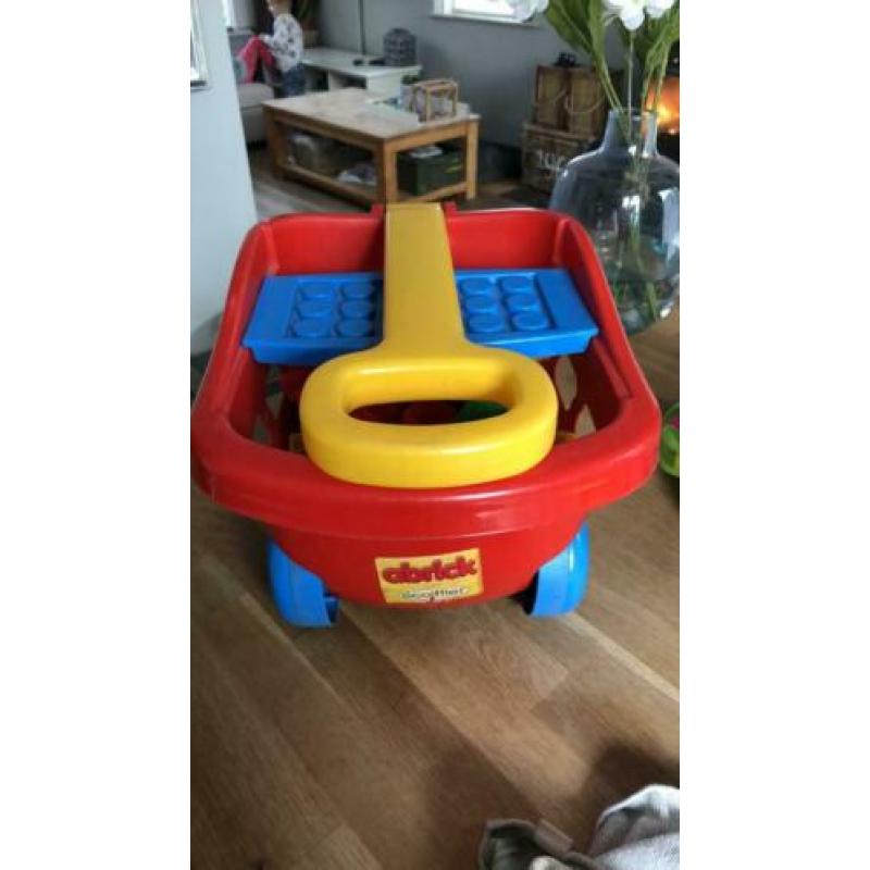 Leuk rode terkkaretje met blokjes