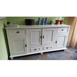Gratis! Leuk groot wit robuust dressoir.