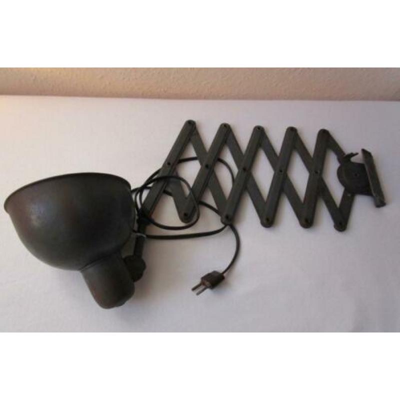Antieke industriële wandlamp