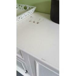 Gratis! Leuk groot wit robuust dressoir.