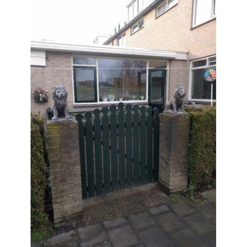 twee decoratieve leeuwen