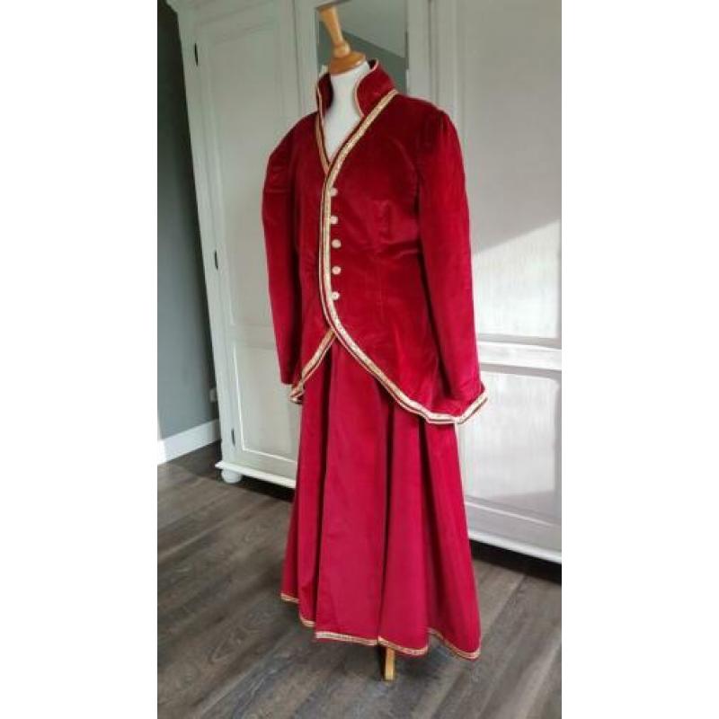 Rood fluwelen kostuum maat XL (44-46)