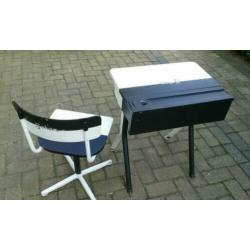 Lessenaar met stoel