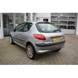 Peugeot 206 1.1 XR *Lichtm. wielen - leuke auto!* (bj 2001)