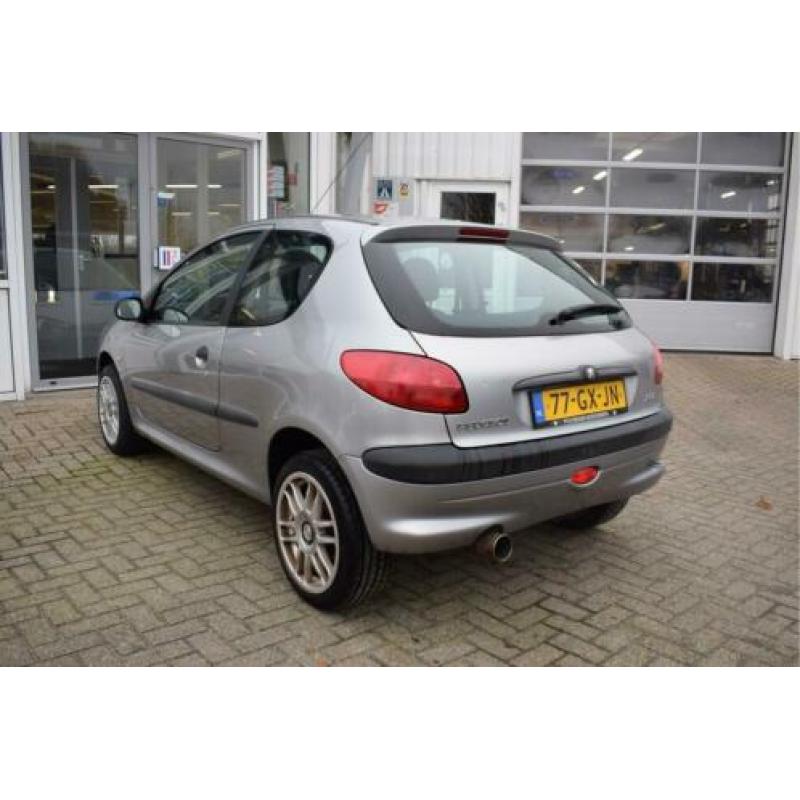Peugeot 206 1.1 XR *Lichtm. wielen - leuke auto!* (bj 2001)