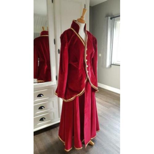 Rood fluwelen kostuum maat XL (44-46)