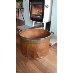 Koperen pot voor haardhout