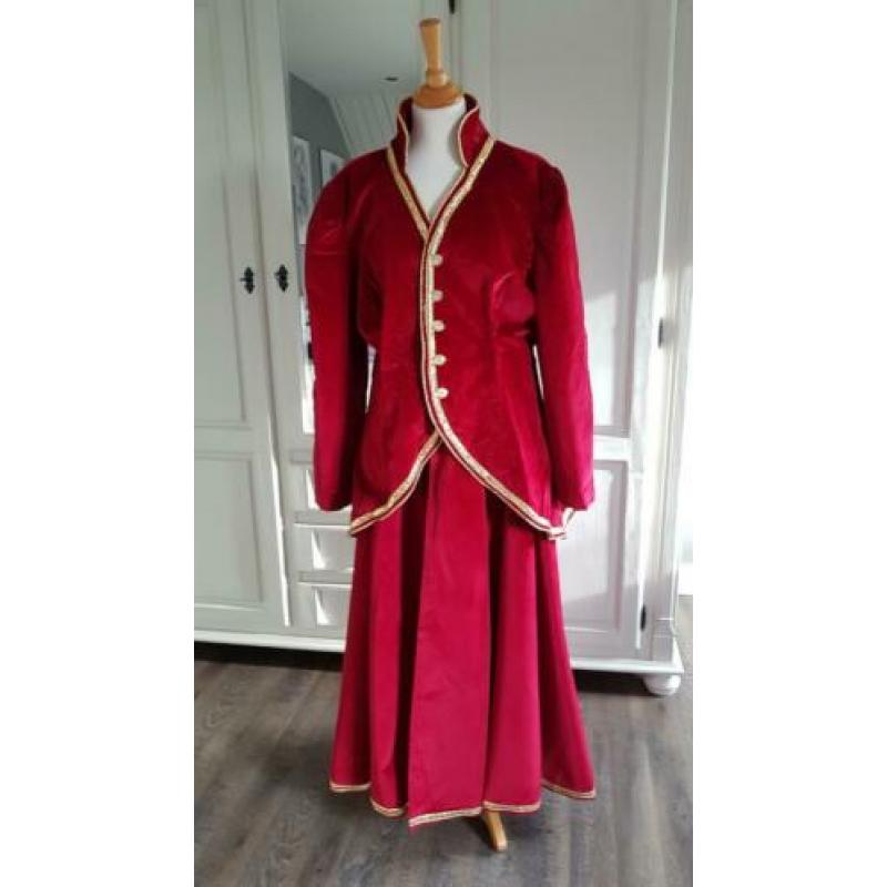 Rood fluwelen kostuum maat XL (44-46)