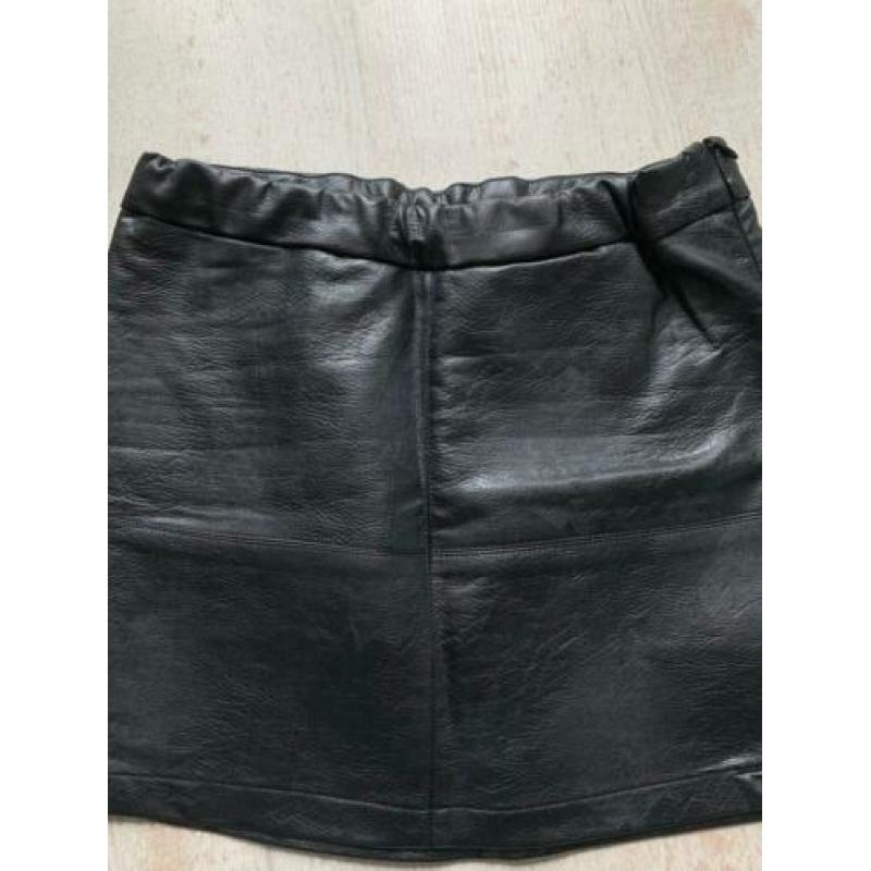 Leuke leatherlook rok van Saar en Suus maat XS 176