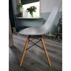4 eetkamerstoelen lichtgrijs