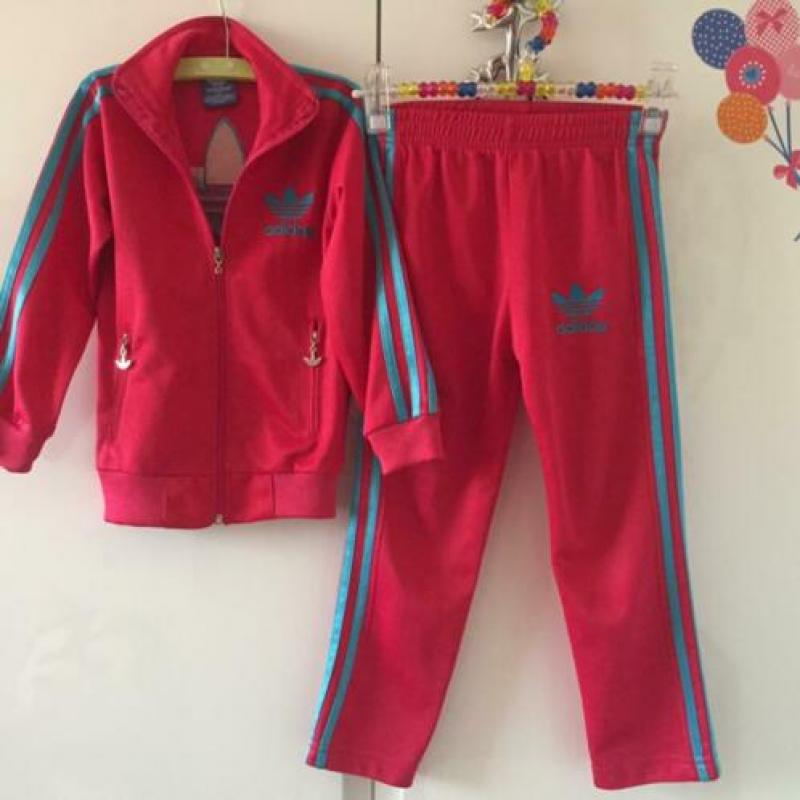Leuke nettje originele Adidas trainingspak maat 110-116 €15