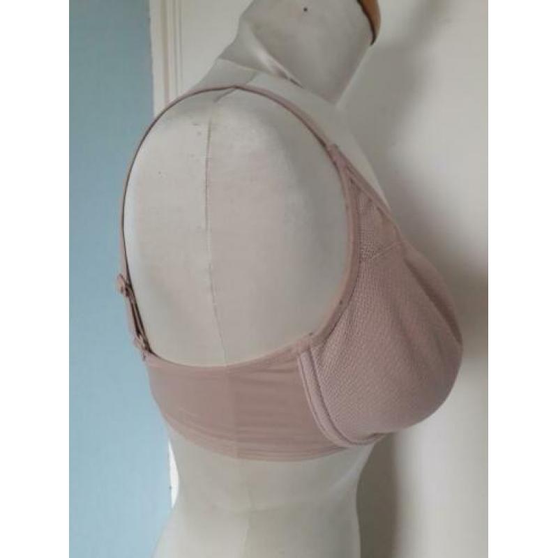 Triumph mooie nude kleurige bh in maat 75 F superstaat!