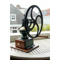 Zeer mooie oude Leinbrock koffiemolen. Werkt goed