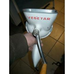 Vegetar oude molen voor in de keuken met diverse messen en h