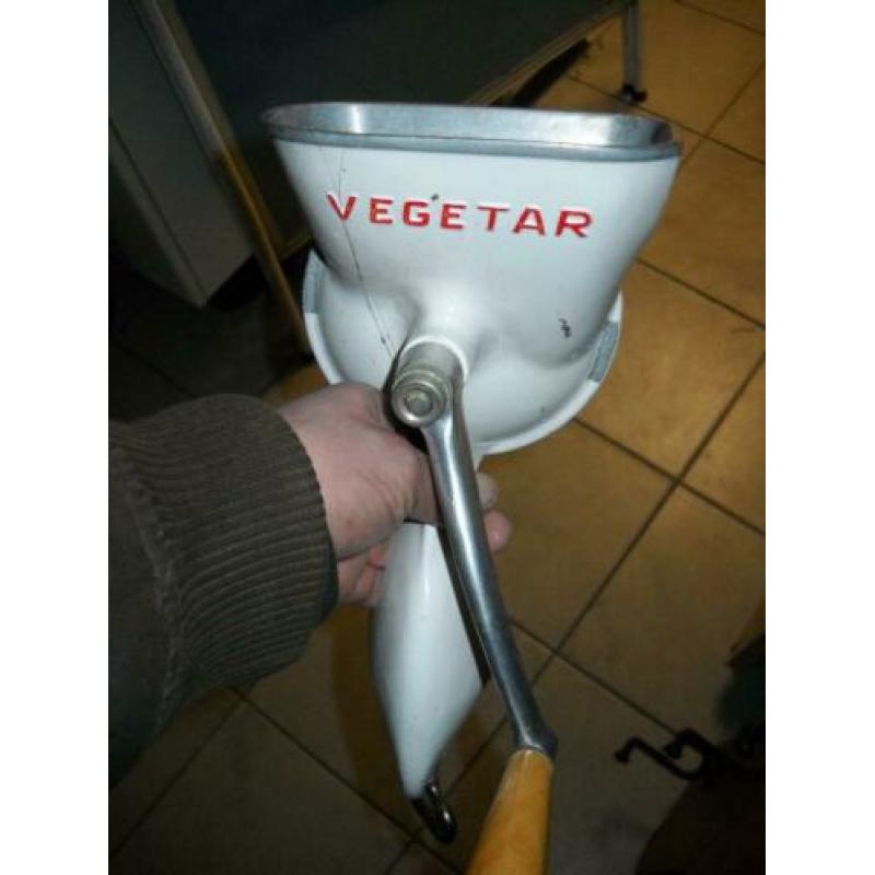Vegetar oude molen voor in de keuken met diverse messen en h
