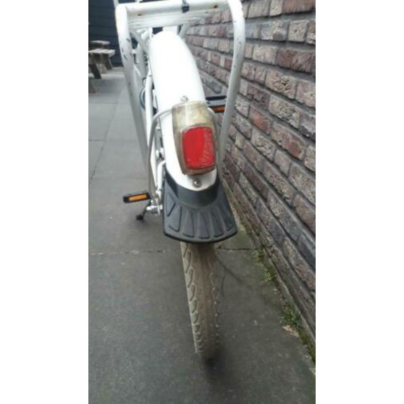 Wit 24inch transportfiets handrem, terugtraprem voordrager.