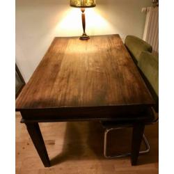 Mooie versleten maar degelijke eettafel koloniaal hout.
