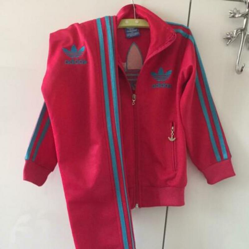 Leuke nettje originele Adidas trainingspak maat 110-116 €15