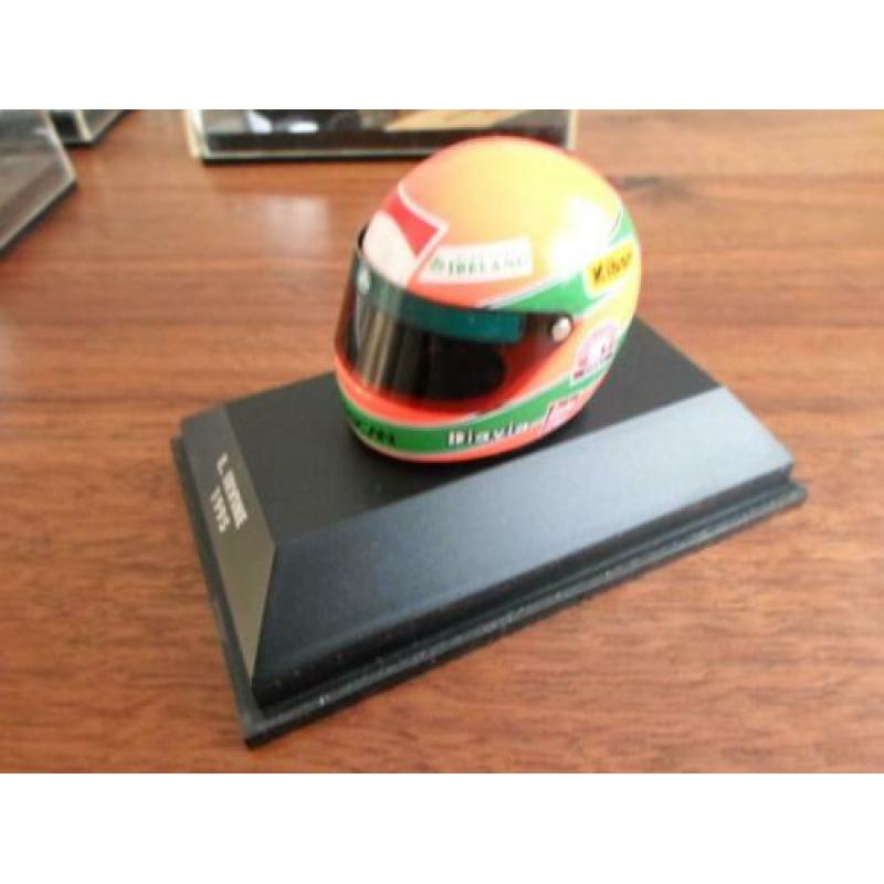 Modelauto 3x formule 1 1:43 plus helm.