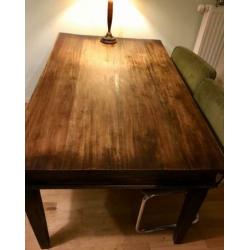 Mooie versleten maar degelijke eettafel koloniaal hout.